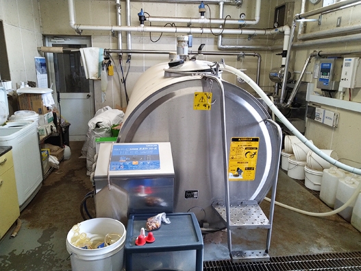 生乳はバルククーラーで冷やされて保管
